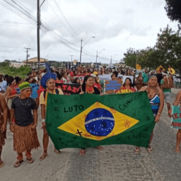 Em caminhada, manifestantes pedem segurança aos povos indígenas em Santa Cruz Cabrália