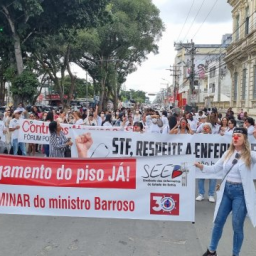 Enfermeiros protestam em Feira contra liminar que suspende piso salarial da categoria