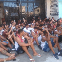 Mais de 50 pessoas envolvidas na briga de torcidas organizadas do Bahia e Vitória são detidas pela polícia em Salvador