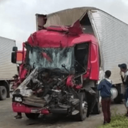 Motorista de caminhão morre após colidir no fundo de carreta na BR-101 em Itamaraju