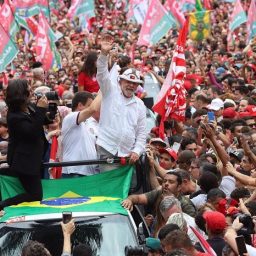 Ato de Lula em BH tem integrantes de partidos aliados e clima de carnaval