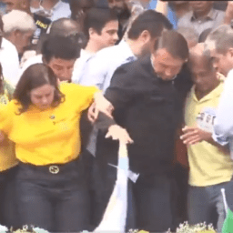Palanque de Bolsonaro quase cai durante ato no Rio de Janeiro