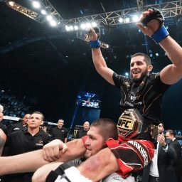 Khabib revela conversa com Dana para quebrar protocolo no UFC: “Não perdi o cinturão”