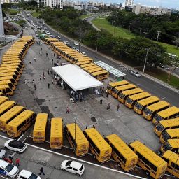 Governo da Bahia entrega ônibus escolares para 64 municípios