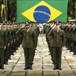 Por revisão de regras de aposentadoria, militares querem reunião com Lula