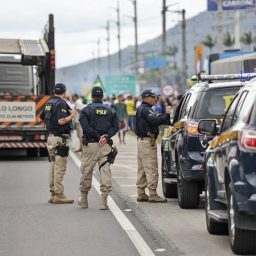 Policiais rodoviários federais repudiam silêncio de Bolsonaro: ‘Estimula bloqueios nas estradas’