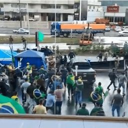 VÍDEO: Policiais são agredidos por bolsonaristas em bloqueio ilegal em SC