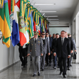 Bolsonaro fica em silêncio diante de militares no primeiro evento público após derrota