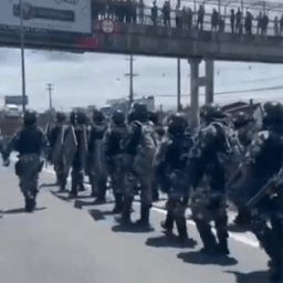 Tropa de choque usa balas de borracha para tirar manifestantes da BR-101 em Itajaí
