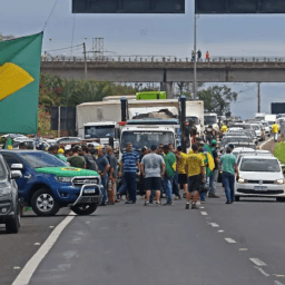 Moraes manda PF identificar líderes e donos de veículos usados em bloqueios