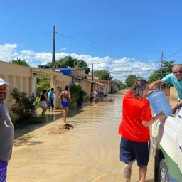 Prefeito de São Mateus trabalha de bermuda e descalço para ajudar moradores das fortes chuvas