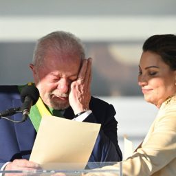 Emocionado, Lula critica desigualdade social e discriminação