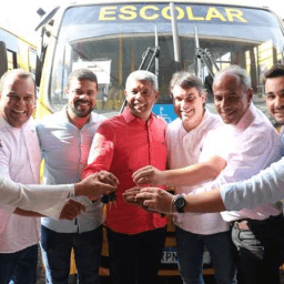 Governador entrega 80 ônibus escolares para o transporte de estudantes de municípios do interior