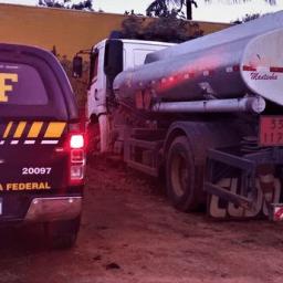 PRF apreende 10 mil litros de cachaça dentro de caminhão-tanque