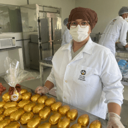 Alunos do Ceep do Chocolate, em Ilhéus, produzem ovos de Páscoa para doação