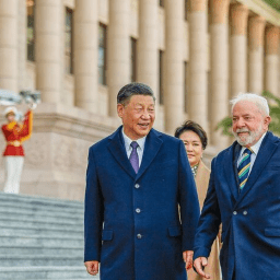 Lula encontra Xi, assina 15 acordos e diz que ninguém proibirá Brasil de aprimorar elo com China