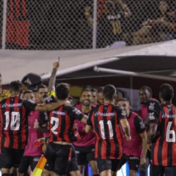 Em noite de golaço, Vitória faz 3 a 0 na Ponte Preta em estreia na Série B