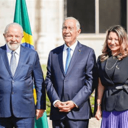 Lula é recebido pelo presidente de Portugal, Marcelo Rebelo, e presta homenagem a Camões