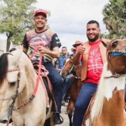 Governador entrega obras e prestigia tradicional cavalgada em Miguel Calmon