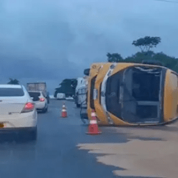 Ônibus que transportava pacientes do interior da BA para Salvador tomba em rodovia deixando feridos