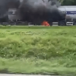 Caminhão pega fogo na BR-324 sentido Feira e deixa rodovia parada devido a risco de explosão