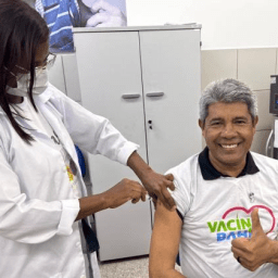 No Dia D da vacinação, Jerônimo atualiza cartão com doses da bivalente e contra a Influenza
