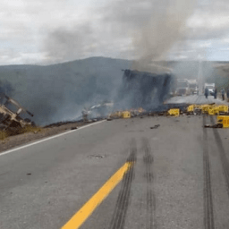 Motorista morre após colisão de caminhão com carreta na BR-116, entre Jaguaquara e Irajuba