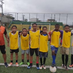 Gandu: Escolinha de Futebol ganha novos coletes esportivos
