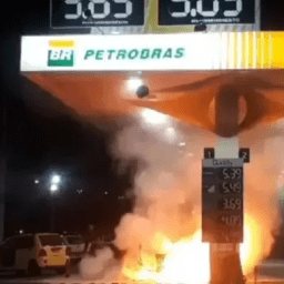 Bomba de combustível explode depois de motorista acelerar com bico de abastecimento engatado