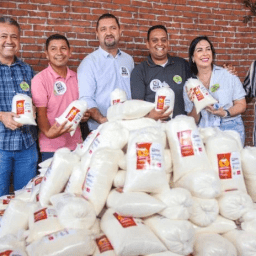 Agricultores familiares doam uma tonelada de farinha para o Bahia Sem Fome