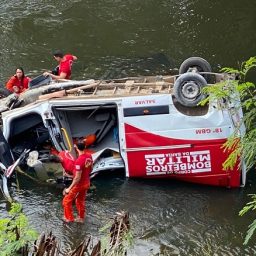 Carreta atinge e arremessa em rio 02 veículos do Corpo de Bombeiros que atendiam vítimas de acidente