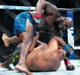 Recordista, Derrick Lewis se autointitula o “rei dos nocautes” após vitória no UFC 291