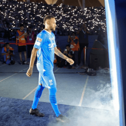 Neymar é recebido com festa em estádio lotado antes do jogo do Al-Hilal