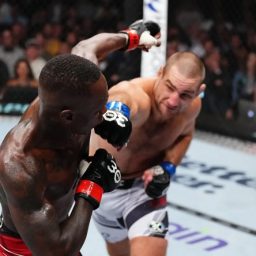 Sean Strickland choca o mundo, derruba Israel Adesanya e se torna o novo campeão dos médios do UFC