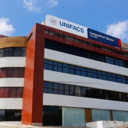 Estudantes de Medicina pedem prisão de reitor de universidade em Salvador