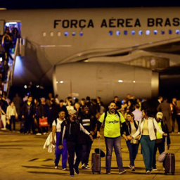 Primeiro voo com brasileiros repatriados de Israel chega a Brasília