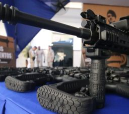 Governo entrega 590 fuzis e 1.075 pistolas para PM-BA