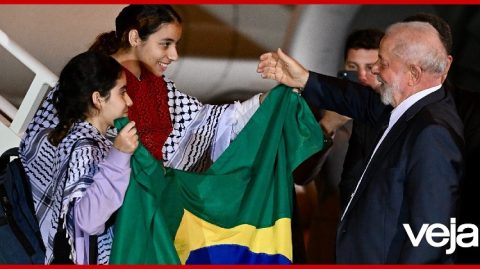 Lula recebe brasileiros repatriados de Gaza e diz que Israel também comete atos de terrorismo