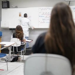 Brasil tem baixo desempenho e estagna em ranking mundial da educação básica