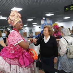 Turistas portugueses chegam em voos fretados para festa de Ano-Novo na Bahia