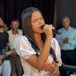 Cantora gospel de 18 anos morre em acidente com ambulância de Ibirapitanga
