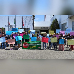 Professores de Apuarema realizam protesto em frente ao fórum e MP de Jequié