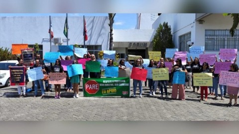 Professores de Apuarema realizam protesto em frente ao fórum e MP de Jequié