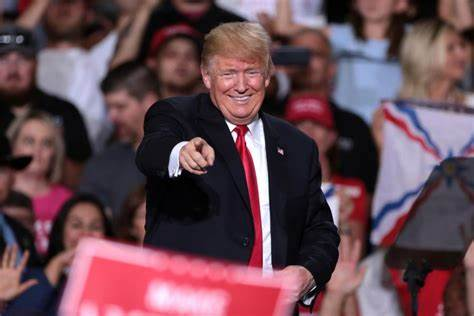 Trump fica próximo de nomeação entre republicanos após vitória na Carolina do Sul