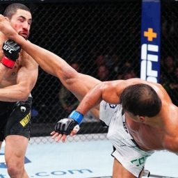 UFC 298: Borrachinha aplica chutaços, mas Whittaker vence o brasileiro em retorno ao octógono após 18 meses