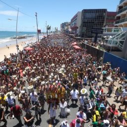 Encontro histórico: Carlinhos Brown reúne Ilê Aiyê, Olodum e Zárabe em Arrastão da Quarta-feira de Cinzas
