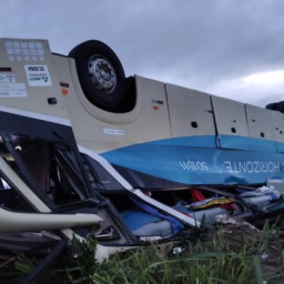 Ônibus com 46 pessoas tomba e deixa mortos na Bahia