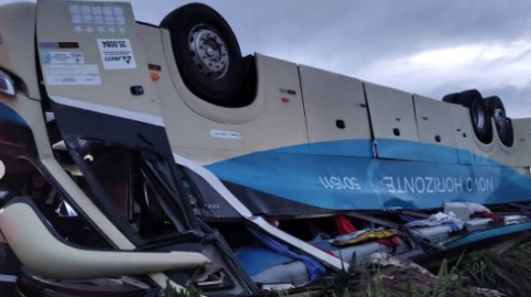 Ônibus com 46 pessoas tomba e deixa mortos na Bahia