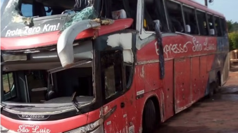 Ônibus tomba no oeste da Bahia e deixa 23 pessoas feridas