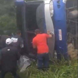 Ônibus tomba e oito pessoas ficam feridas na BR-116 em Vitória da Conquista